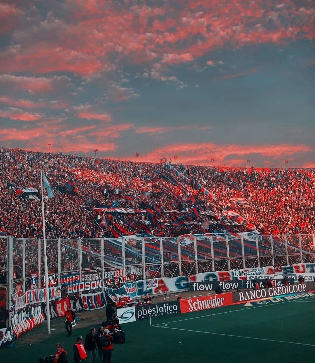 Hinchada en la cancha
